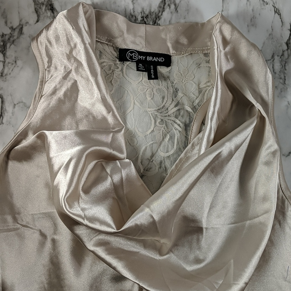 Sleeveless lace-back top
